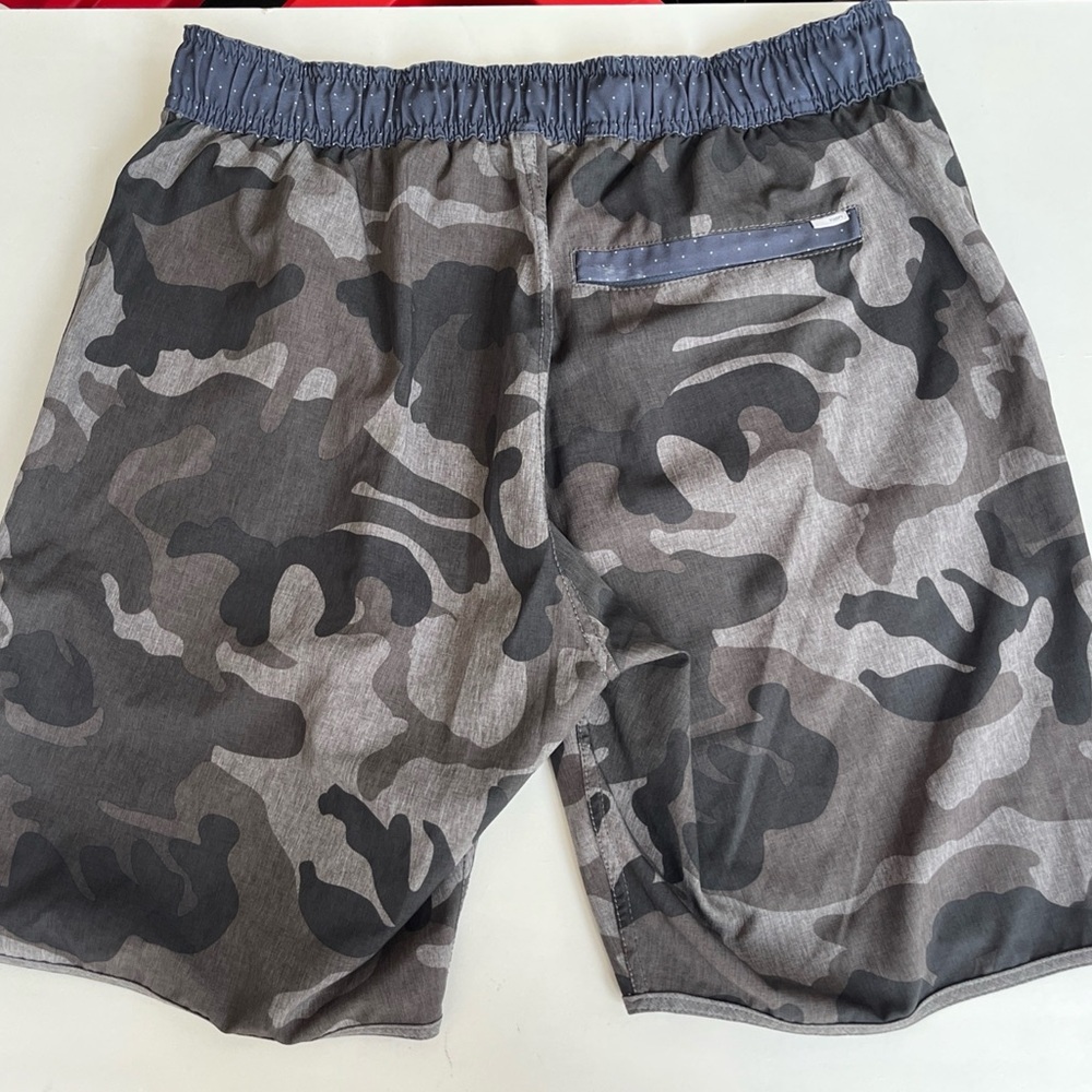 VUORI Banks Shorts 8" Gray/Black Camo Unlined Hybrid Stretch Pockets Size M - Picture 3 of 5